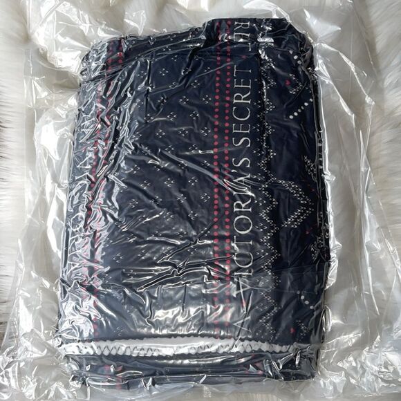 Victoria's Secret Soft Sherpa Cozy Fleece Throw Plush Blanket NWT - Picture 6 of 6